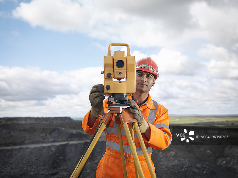 配备测量设备的煤矿工人图片素材
