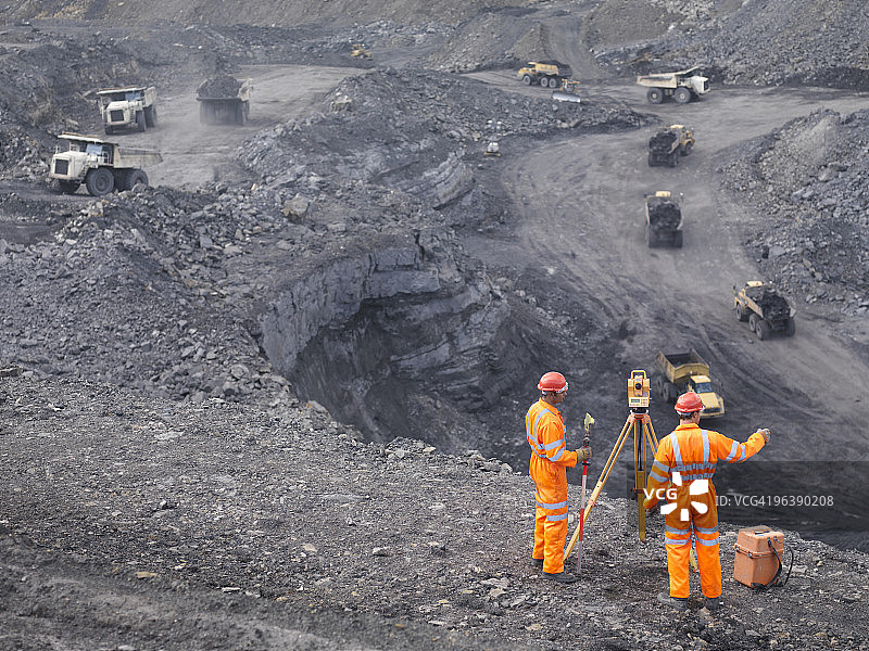 煤矿工人在上方勘测矿井图片素材