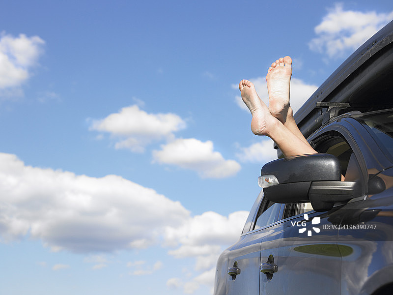 伸出车窗外的脚图片素材