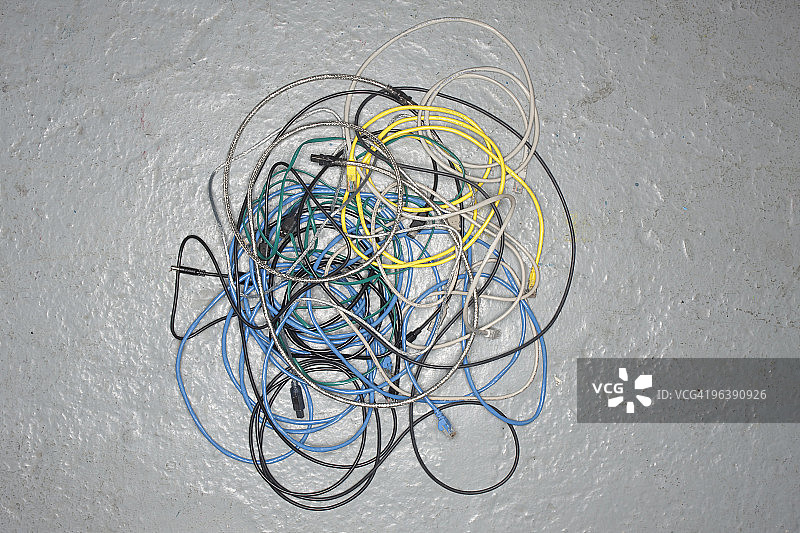 地面上缠绕的彩色电线图片素材
