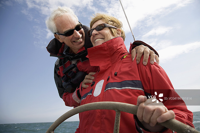 情侣驾驶游艇图片素材