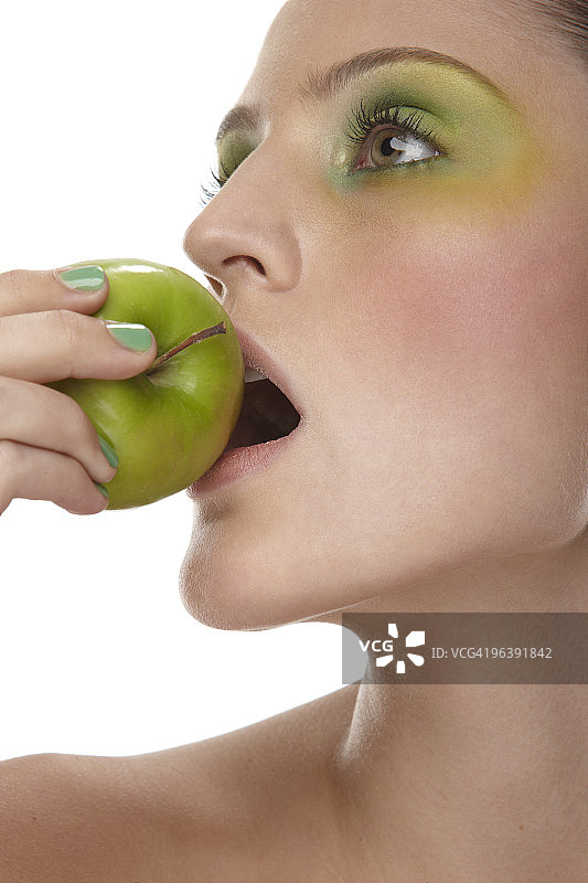 咬着青苹果的女人图片素材