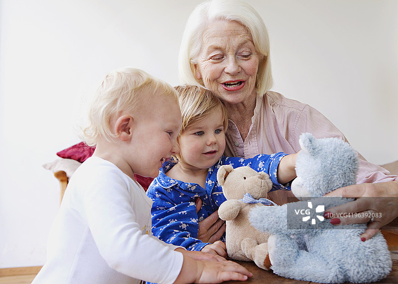 奶奶和两个幼儿玩耍图片素材