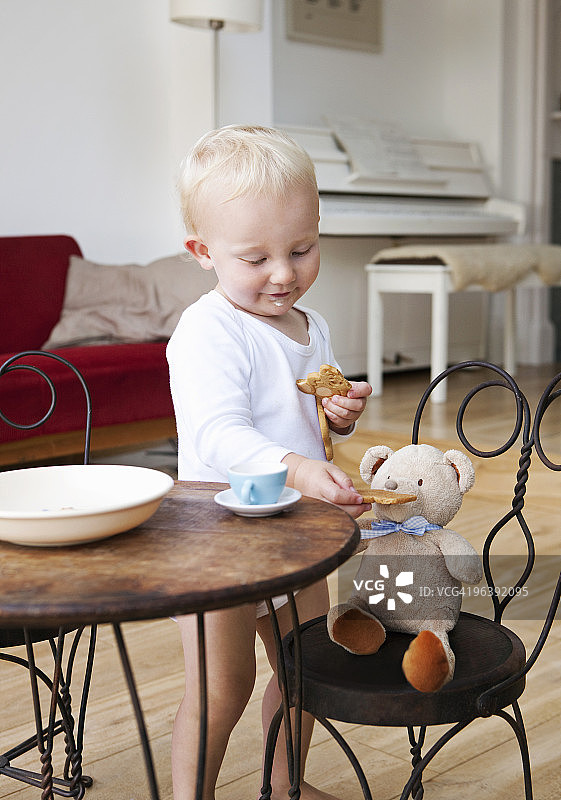 男孩幼儿和泰迪熊参加茶话会图片素材