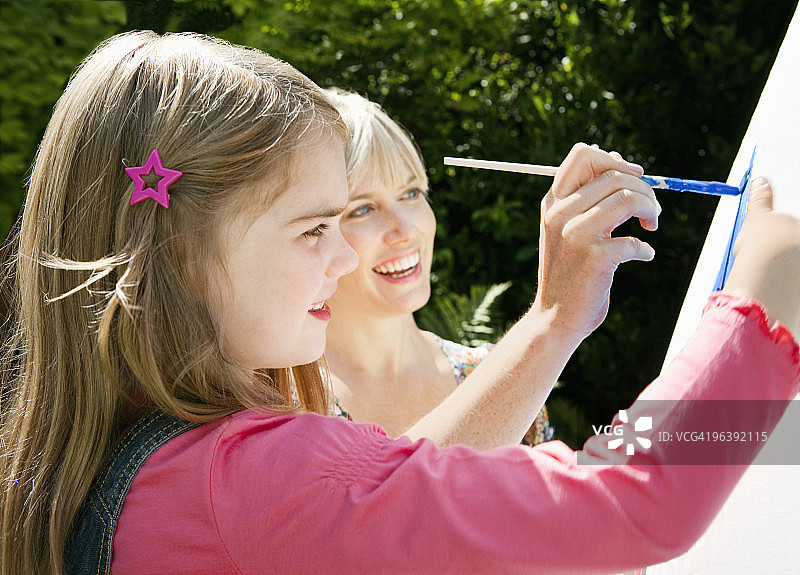 母女一起绘画图片素材