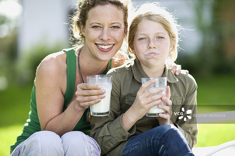 母女喝牛奶图片素材