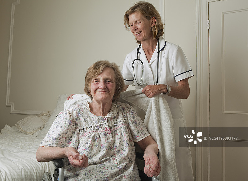 护士帮助年长的妇女图片素材