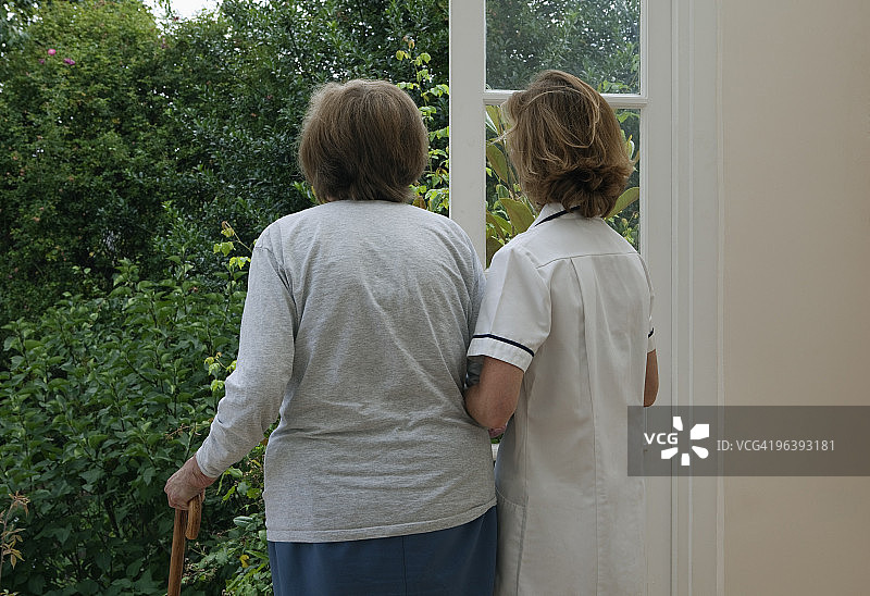 护士搀扶着年长的妇女图片素材