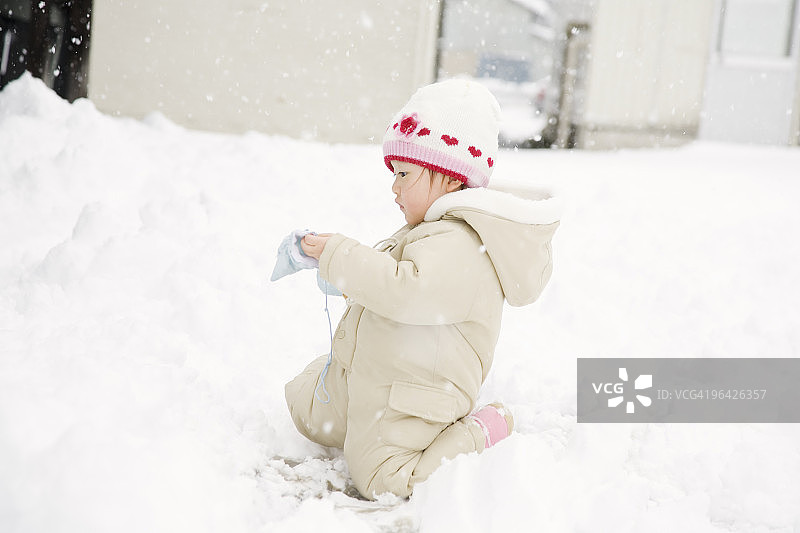 孩子们在玩雪图片素材