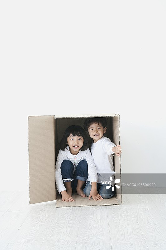 孩子和家人在一起图片素材