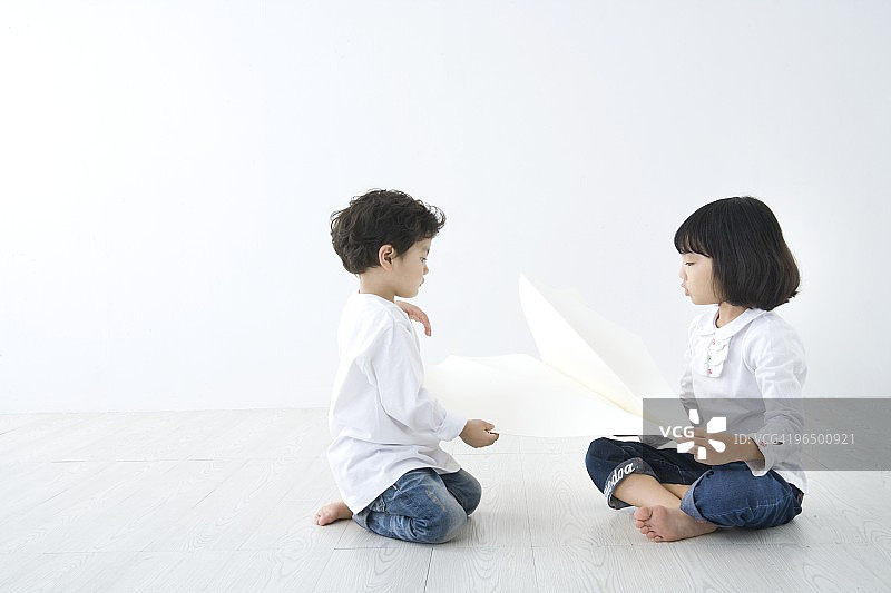孩子和家人在一起图片素材