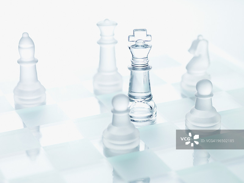 玻璃象棋棋子特写图片素材