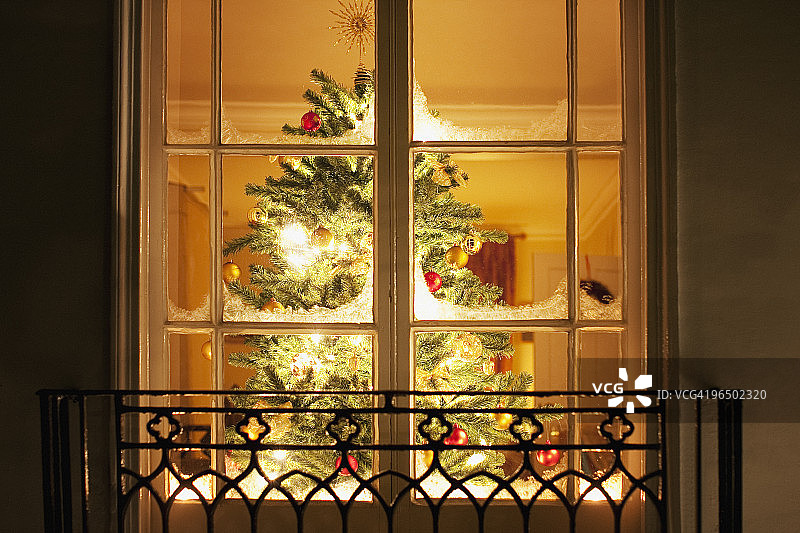 窗后树上的圣诞装饰品图片素材