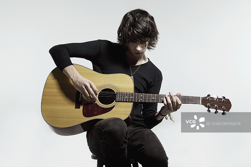 男人弹奏原声吉他图片素材