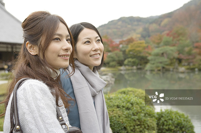两名女子侧身远眺图片素材