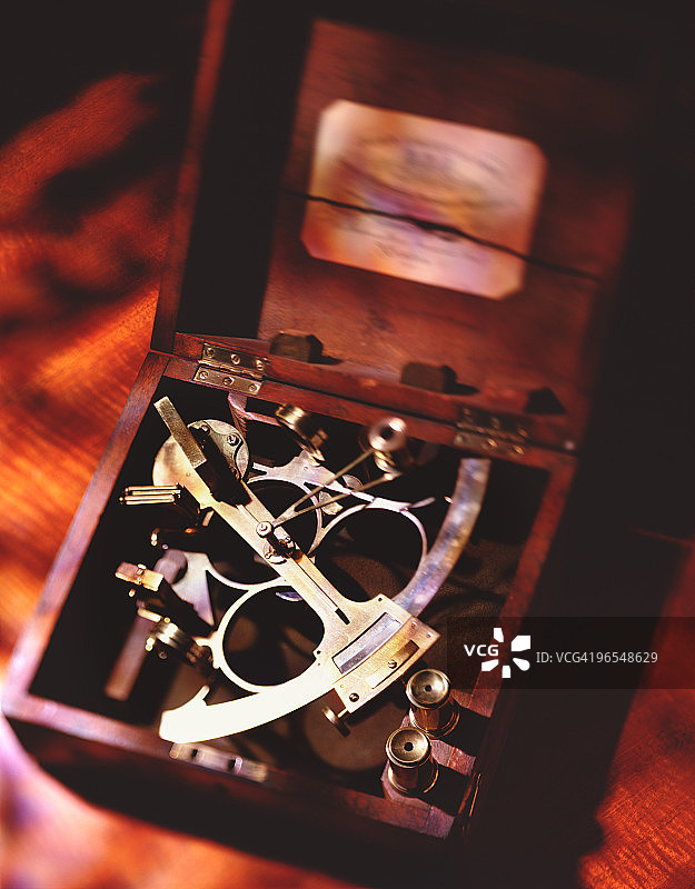 木盒中的复古六分仪图片素材