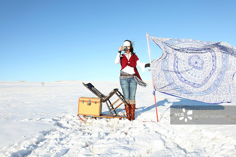 女海盗在雪海中漂流图片素材
