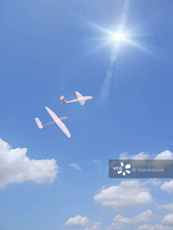 两架在空中飞行的纸飞机图片素材