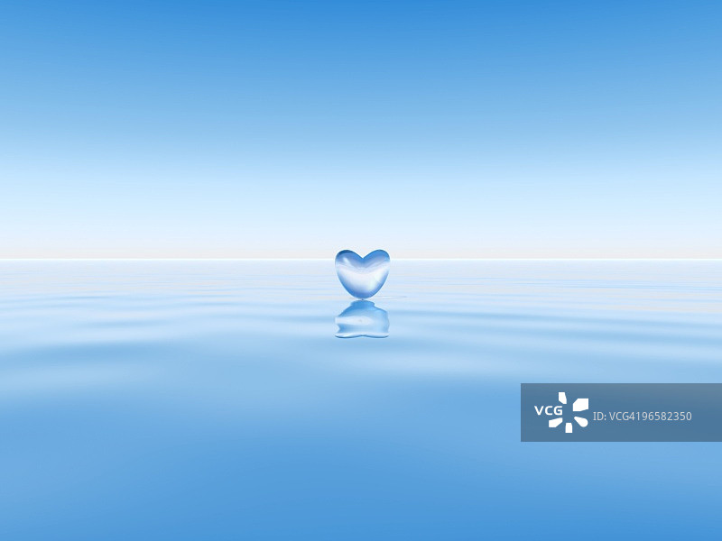 清澈的水面上呈现心形图片素材