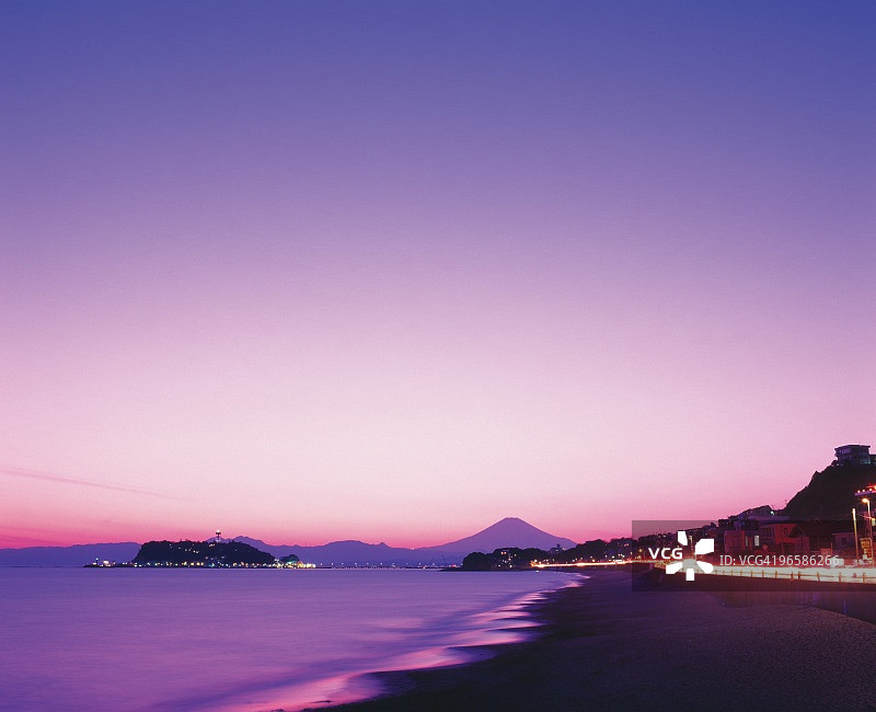 日本本州岛神奈川县七里滨海滩图片素材