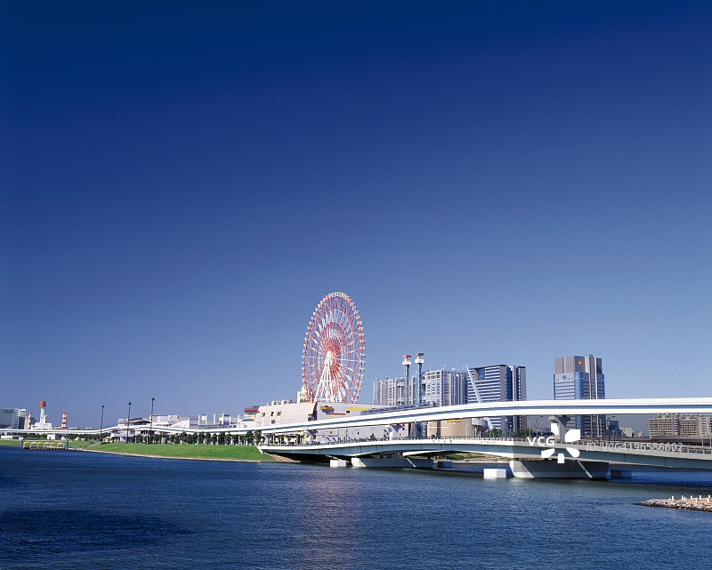 日本东京,台场的摩天轮和建筑群图片素材
