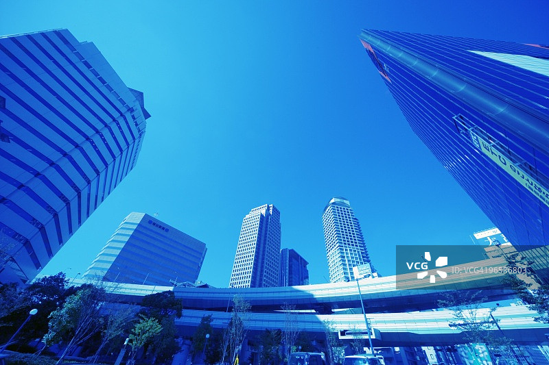 大阪市梅田的蓝色天空下的办公楼图片素材