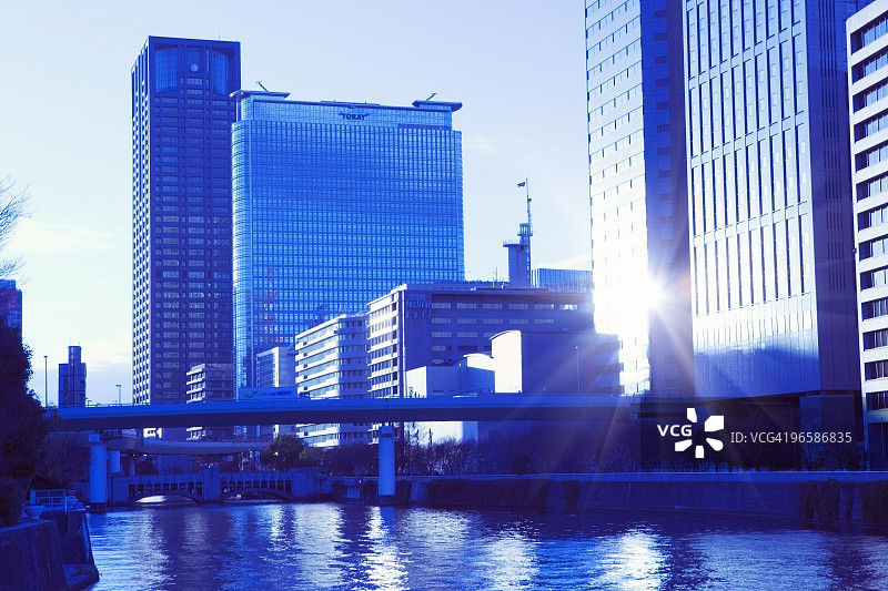 河流与摩天大楼：日本大阪市北区中之岛图片素材