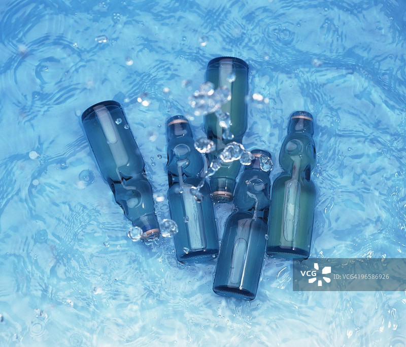 水中的苏打水瓶图片素材