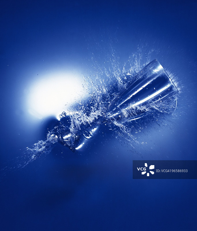 掉在水上的玻璃，蓝色背景图片素材