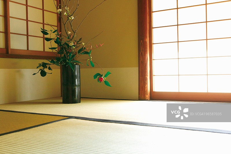 日式房间里的花卉摆件图片素材