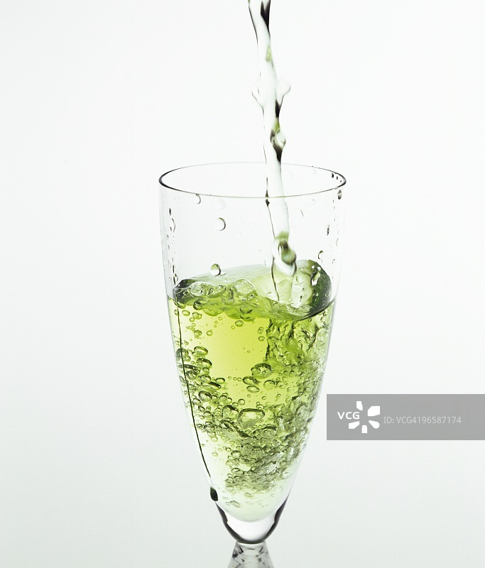 冰绿茶倒入玻璃杯图片素材