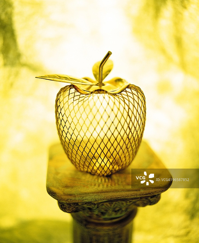 带底座的金属苹果摆件图片素材