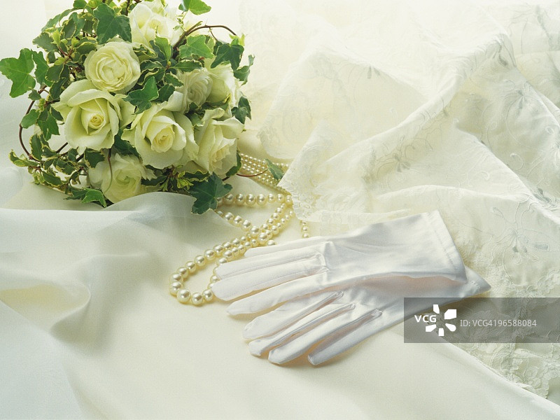 新娘捧花、手套和珍珠图片素材