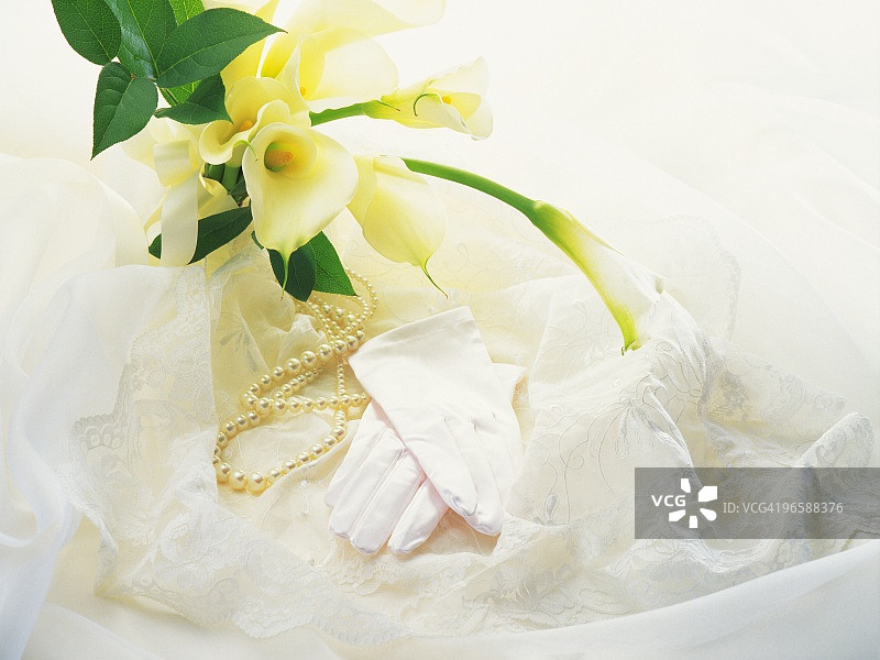 新娘捧花、手套和珍珠图片素材