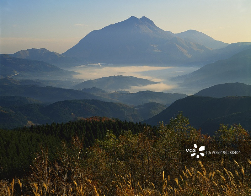 日本大分县由布市由布岳的晨雾图片素材