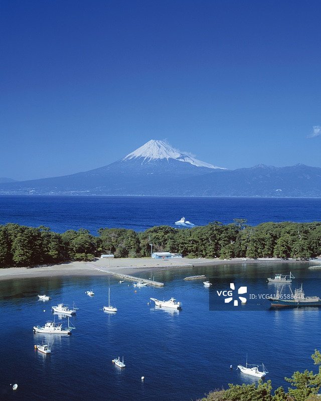 日本静冈县沼津市背景是雪山富士山的港口图片素材