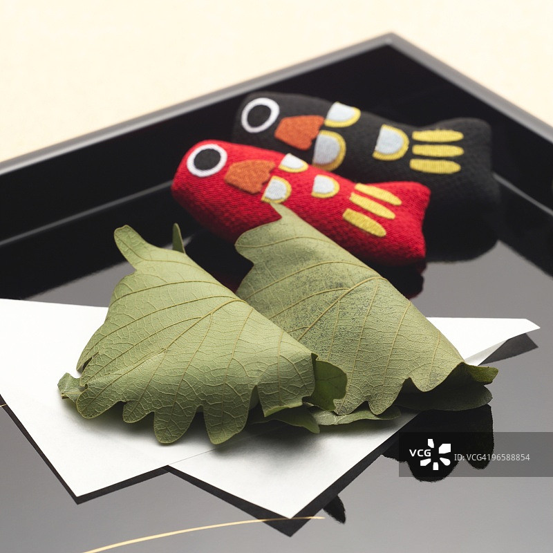 儿童节的粽子和鲤鱼玩偶图片素材