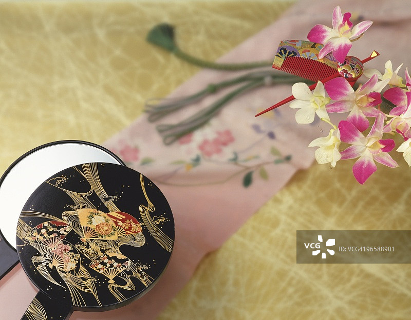 日式手镜、发夹和腰带图片素材