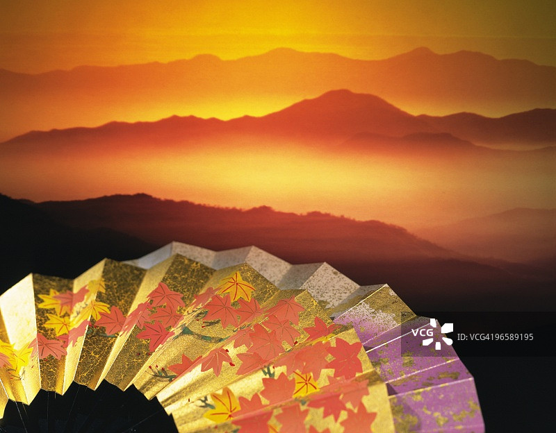 山脉前的折扇图片素材