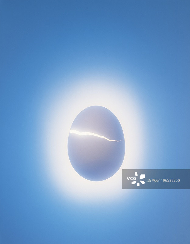 蓝色背景上的破鸡蛋图片素材