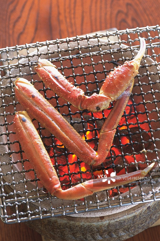 在热煤上烹饪的雪蟹蟹腿图片素材