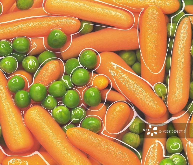 水中的胡萝卜和豌豆图片素材