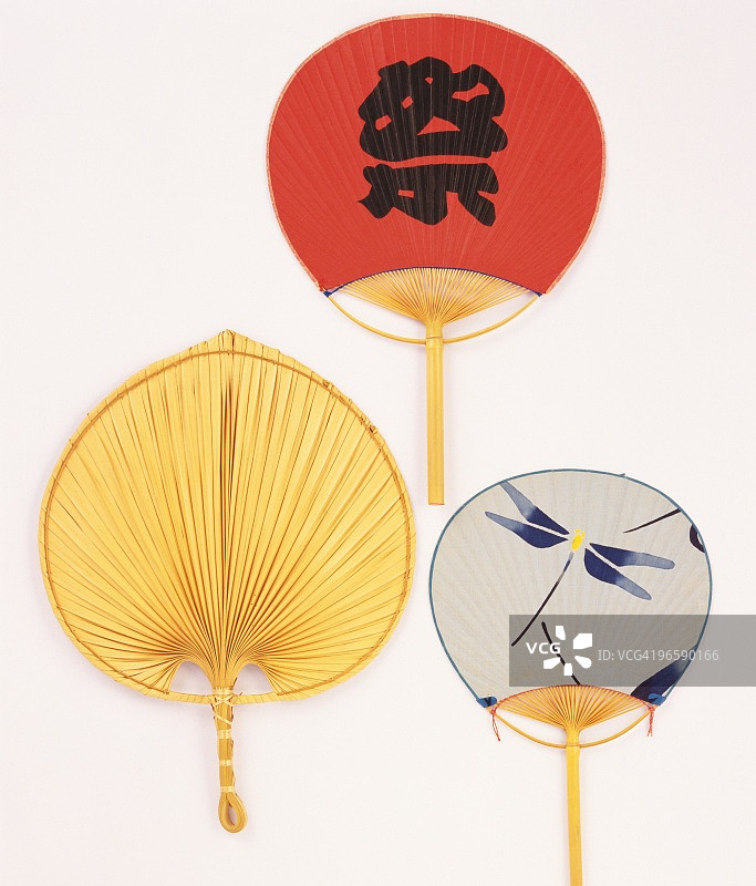 白色背景下的日本扇子图片素材