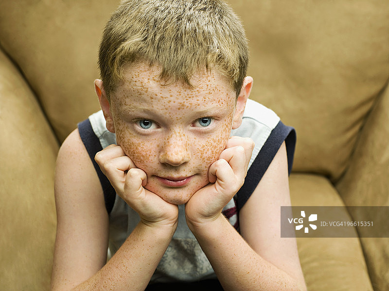直视镜头的男孩图片素材