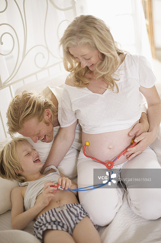 孕妇和家人图片素材