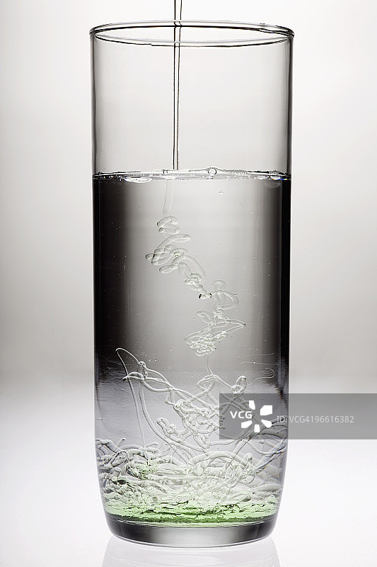 石油倾泻入水图片素材