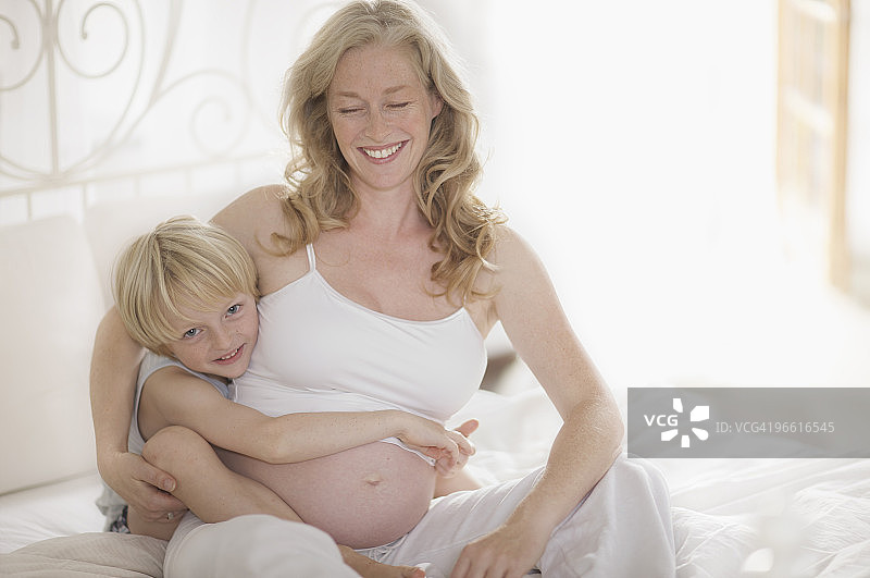 孕妇和家人图片素材