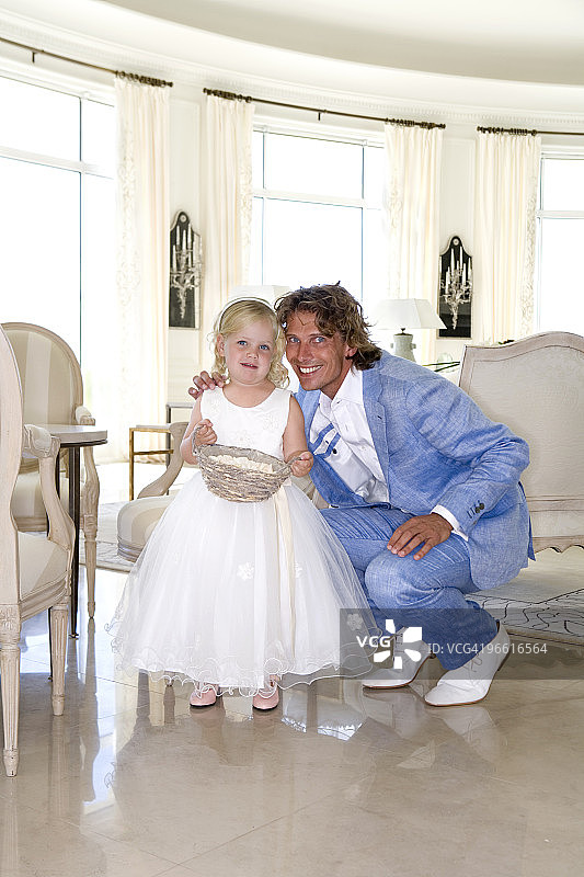 新郎与担任花童的女儿图片素材