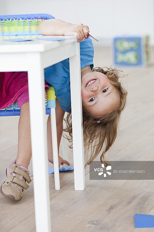 在桌旁玩耍的少女图片素材