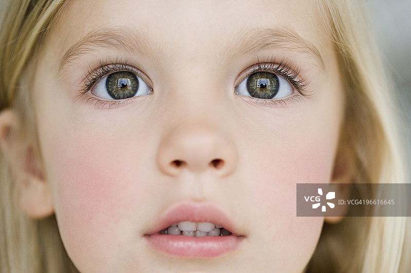 看起来眼花缭乱的年轻女孩图片素材